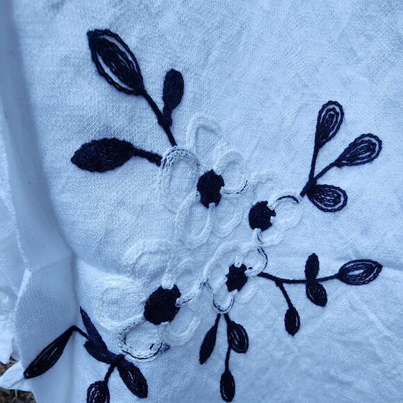 Gorgeous Women's XL Anthropologie Kindred Embroidered White Blue Cotton top - Picture 15 of 16